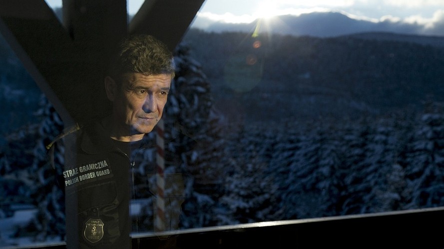 <strong>4.	„Wataha” (sezon 2) – premiera  15 października, fot. Krzysztof Wiktor, materiały prasowe HBO, HBO</strong>
<br><br>
Drugi sezon „Watahy” rozpocznie się cztery lata po wydarzeniach z pierwszej serii i będzie stanowić jej bezpośrednią kontumację. Oznacza to, że na ekranie zobaczymy funkcjonariusza służby granicznej Wiktora Rebrowa, którego w dalszym ciągu grać będzie Leszek Lichota. Obok niego wystąpi znana już także z występu w serialu Aleksandra Popławska.
<br><br>
Do serialu wrócą również Dagmara Bąk, Maciej Mikołajczyk, Jacek Lenartowicz, Jarosław Boberek, Anita Jancia Prokopowicz, Mariusz Saniternik i Jacek Beler. W nowe postaci wcielą się Andrzej Konopka, Matylda Damięcka, Helena Norowicz, Piotr Żurawski, Grzegorz Damięcki, Weronika Humaj oraz ukraińska aktorka Anna Donchenko.
<br><br>
Reżyserami drugiego sezonu są Kasia Adamik (