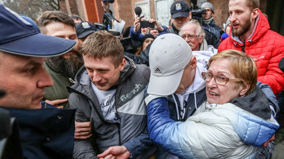 Tomasz Komenda wychodzi z więzienia, towarzyszy mu mama