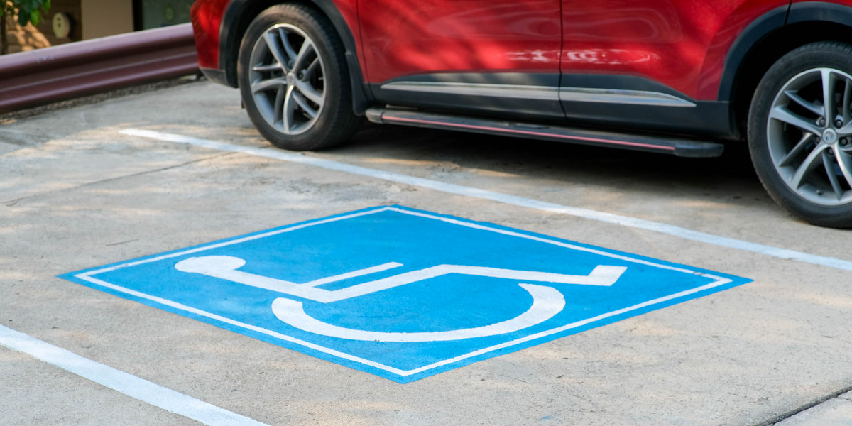 Aby parkować za darmo, konieczna jest specjalne karta parkingowa osoby niepełnosprawnej (zdj. ilustracyjne)