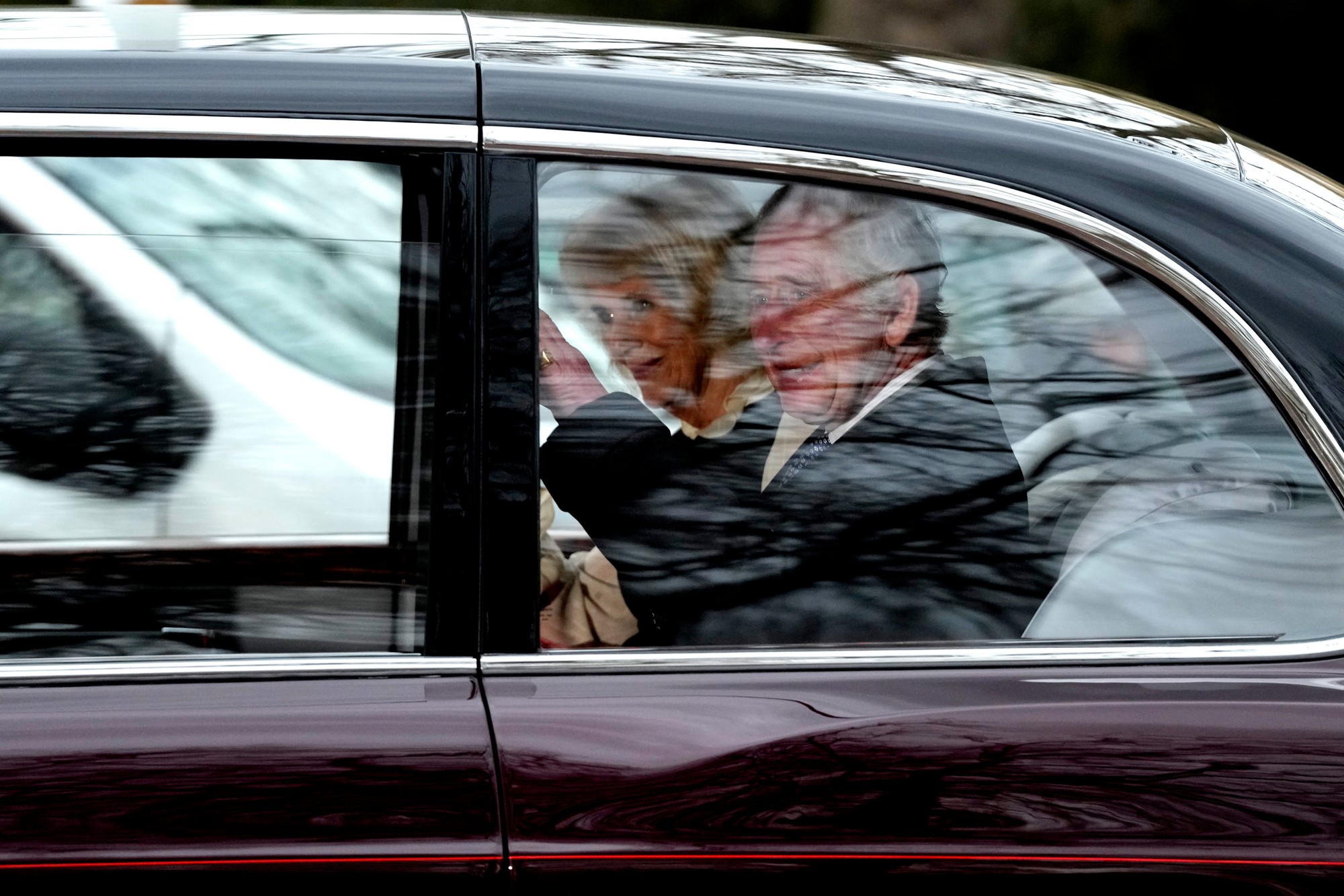 Prvé zábery Karola III. po správach o rakovine.