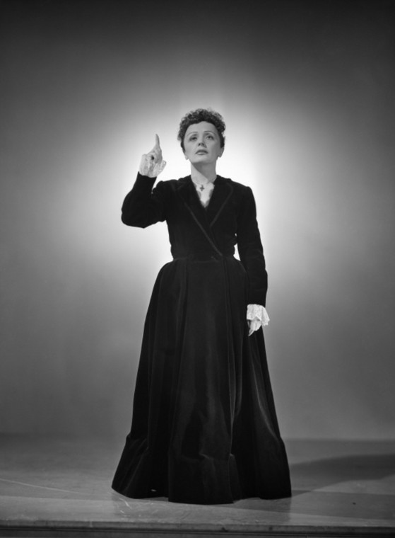 Edith Piaf miała drobną posturę i potężny głos, który do dziś kocha cały świat