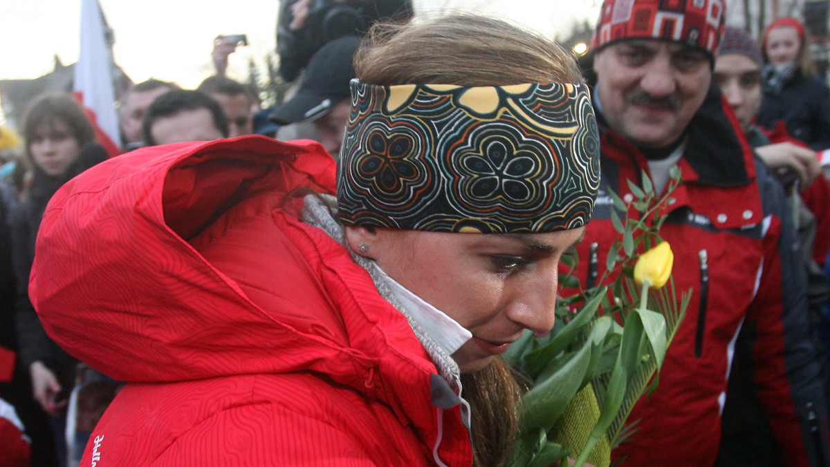 Ponad 350 osób powitało Justynę Kowalczyk, która w poniedziałek wieczorem dotarła do rodzinnej Kasiny Wielkiej. Mistrzyni olimpijska w biegu narciarskim na 30 km przyznała, że jest bardzo zmęczona, chora i chce odpocząć.