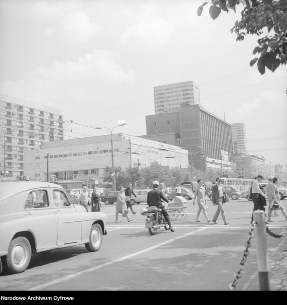 Sceny uliczne ze śródmieścia Warszawy (1969)