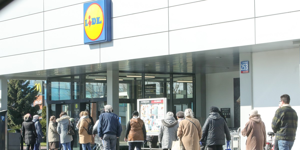 Kolejka do sklepu Lidl (zdjęcie ilustracyjne)