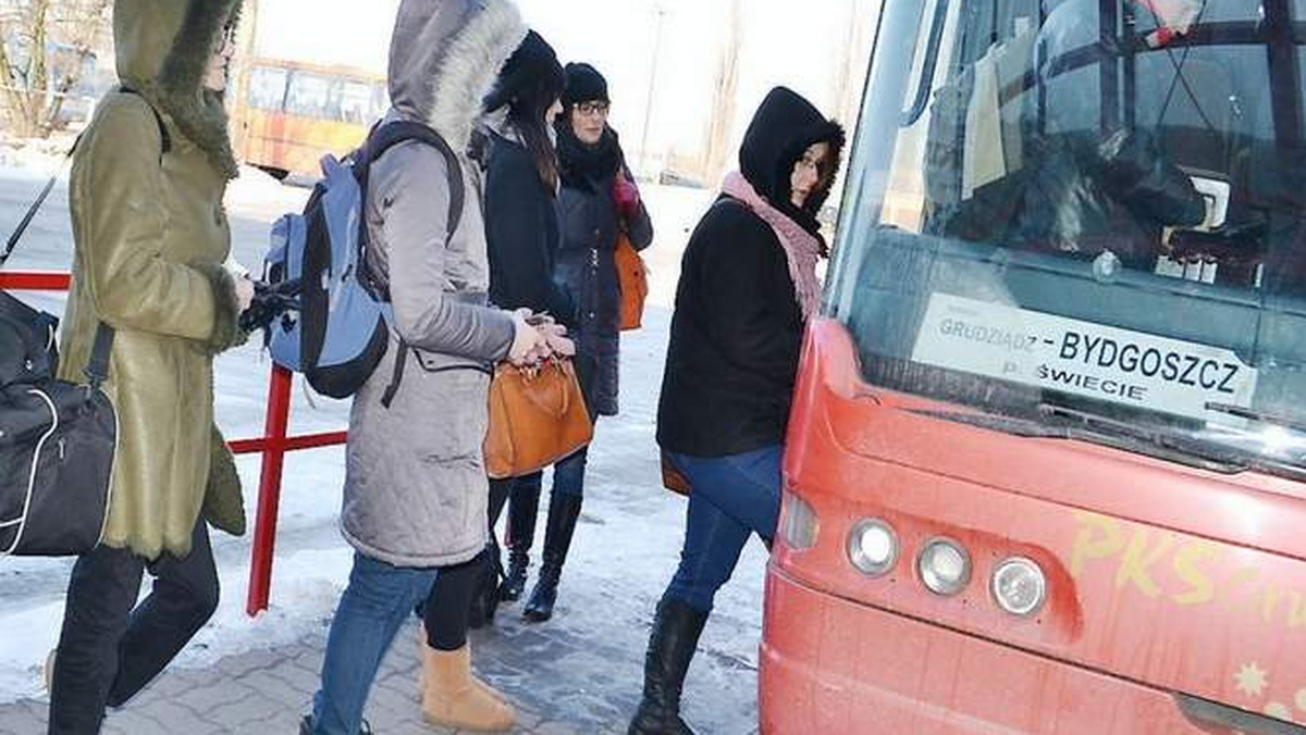 Poranny kurs do Bydgoszczy: w autobusie kostnica. - Jechaliśmy skuleni. Z naszych ust buchała para. Szyby były oszronione. Wezwałam policjantów - mówi pasażerka Donata Kaduri. Efekt kontroli? Kierowca stracił dowód rejestracyjny.