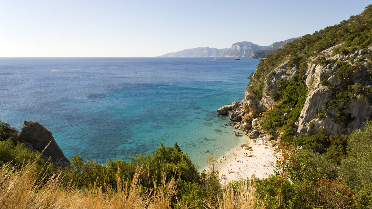 Włochy: Materac z widokiem na zatokę na Sardynii, czyli kara dla turystów