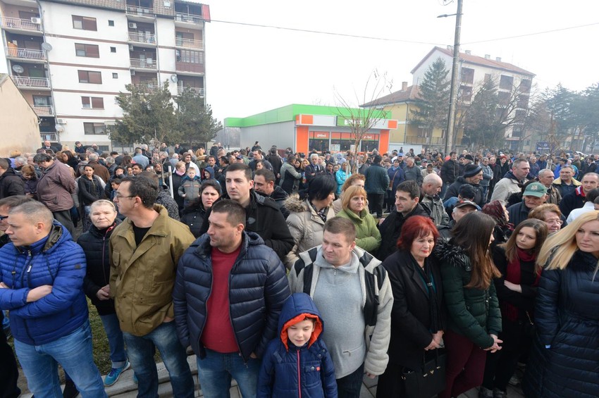 Građani ispred Doma zdravlja u Opovu