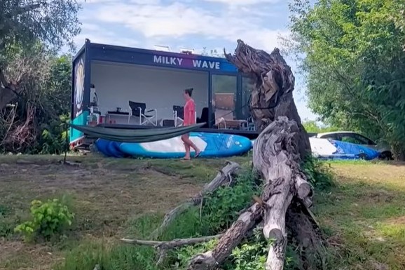 (VIDEO) NAPUSTILA IT KARIJERU I ŽIVI U PRIKOLICI Jovana (31) se skućila kraj Dunava, nema račune za struju i vodu, budi je sunce, a radi kada hoće i koliko hoće