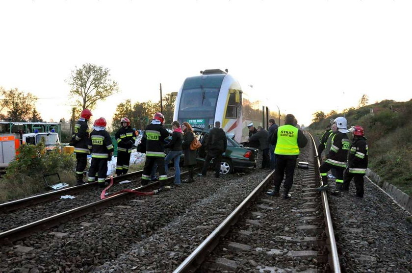 Rodzice zginęli na przejeździe. Synowie przeżyli