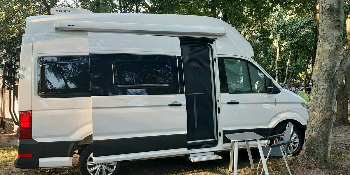 VW Grand California to 6-metrowy kamper, który może stworzyć naprawdę komfortowe warunki podróży i wypoczynku dla dwóch dorosłych osób. 
