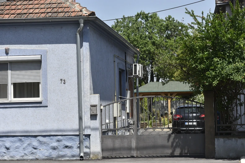 Automobil koji je parkiran u dvorištu kuće i roletne podignute na jednom prozoru jedino su što svedoči da neku u kuću i dalje dolazi