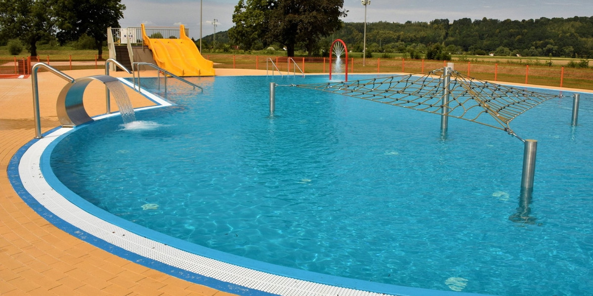 Po incydencie kałowym na basenie we Lwówku Śląskim przywrócono działanie obiektu. Gmina za czyszczenie i badania musiała zapłacić niemałą kwotę.