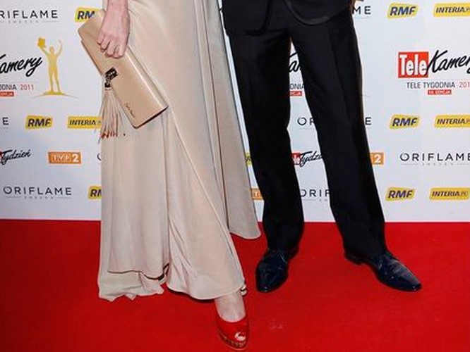 Obie panie zrezygnowały z naszyjników. Dziennikarka dodała czerwone szpilki i kopertówkę w dopasowanym, jednolitym kolorze…