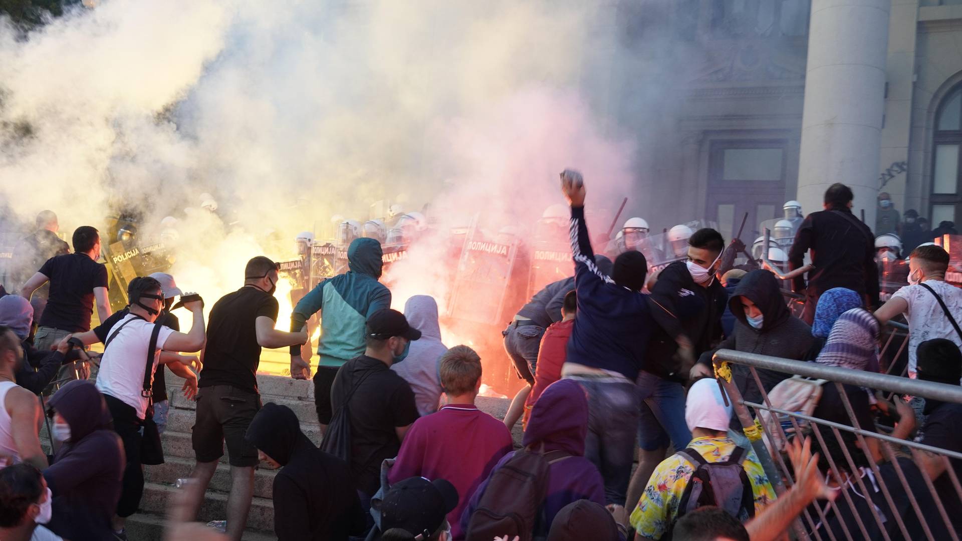 Besni smo i razočarani zbog slike povređenog momka na protestima