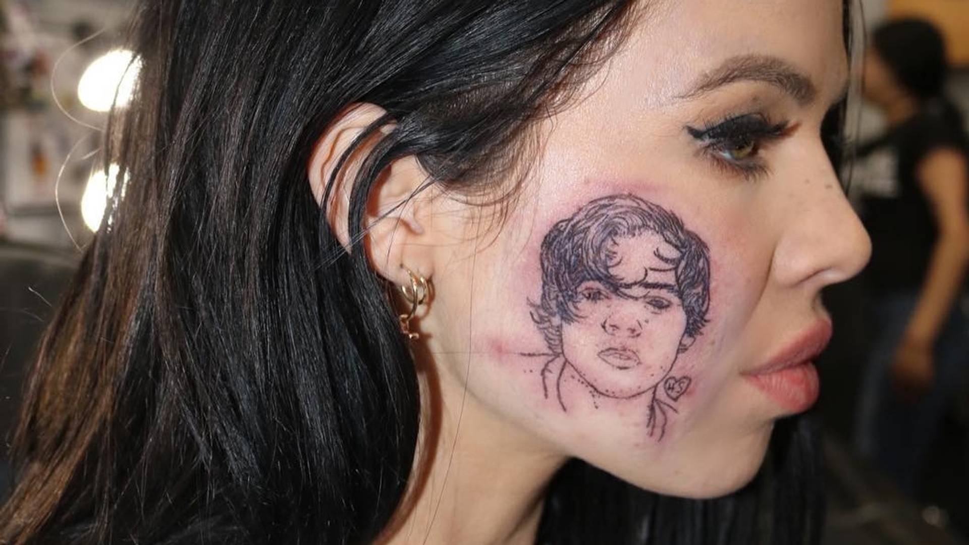 Kelsy Karter tätowiert sich „One Direction“Sänger Harry Styles ins