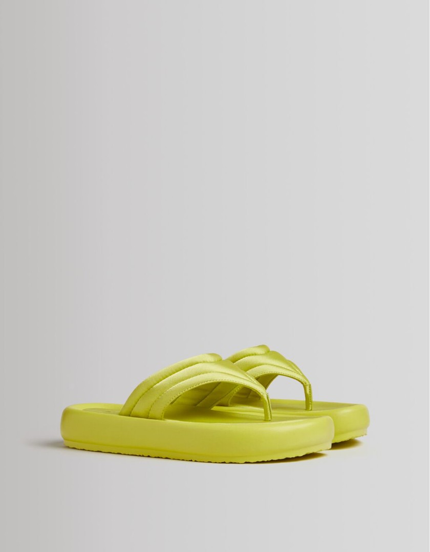 Gesteppte Stoffsandalen mit Plateau von Bershka für 49.90 Franken. 