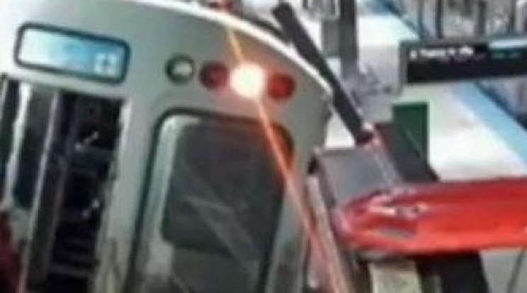 Súlyos metróbaleset - kisiklott egy szerelvény! - videó