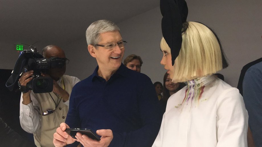 Prawdę mówiąc, nowe iPhone'y nie są rewolucyjną zmianą względem ostatnich modeli. Ale Tim Cook, CEO Apple, i tancerka Maddie Ziegler, wydają się być z nich bardzo zadowoleni