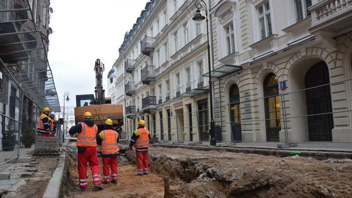 Rozpoczęła się właśnie przebudowa ul. Próżnej w centrum Warszawy. Na jezdnię tej urokliwej ulicy powróci kostka brukowa, a na chodnikach staną stylowe latarnie. Remont potrwa do końca czerwca.