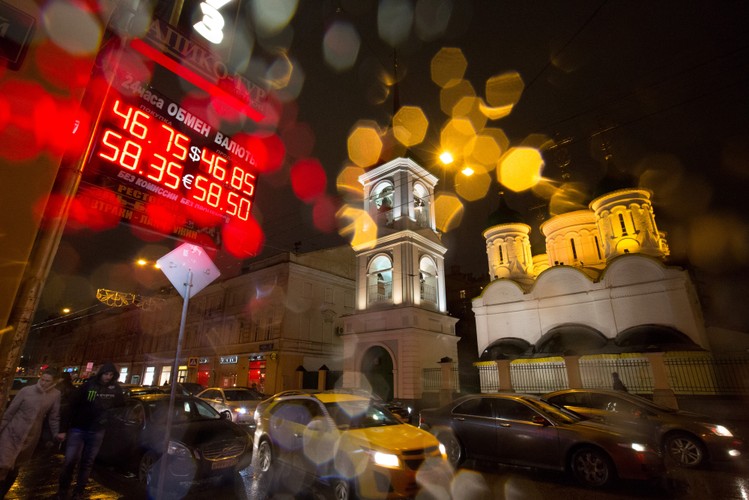 Spadek cen ropy i ochłodzenie relacji finansowych z geopolitycznymi antagonistami Rosji uniemożliwi dużym rosyjskim spółkom lub samemu rządowi Federacji spłatę zadłużenia zagranicznego. Takie bankructwo jak w 1998 r. jest konieczne do zabezpieczenia przyszłości kraju; to samo dotyczy dyplomatycznego rozstrzygnięcia konfliktu na Ukrainie.