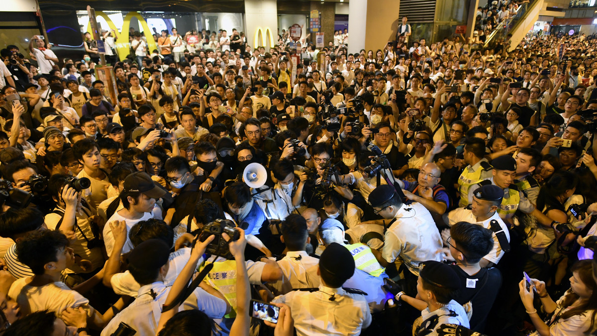 Niemiecka prasa zgodnie zauważa dziś, że wydarzenia w Hongkongu są ostrzeżeniem dla reszty świata, i akcentuje, że protesty na wyspie przeciwko zmianie prawa ekstradycyjnego to walka demokracji z dyktaturą partyjną.