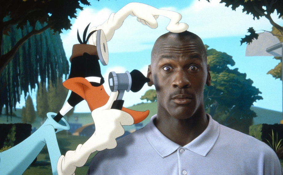 Michael Jordan współpracował też z Warner Bros. W 1996 r. powstał film "Space Jam", gdzie gwiazda NBA występuje obok postaci z kreskówek Looney Tunes