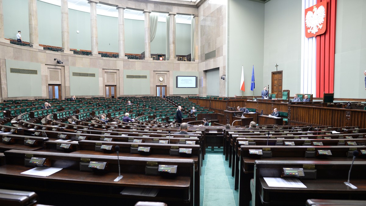 Sejmowa podkomisja zajmie się projektem ustawy o cudzoziemcach, który wprowadza m.in. wydłużenie do trzech lat zezwolenia na pobyt czasowy oraz jedno zezwolenie na pobyt i pracę w Polsce - zdecydowała komisja spraw wewnętrznych.