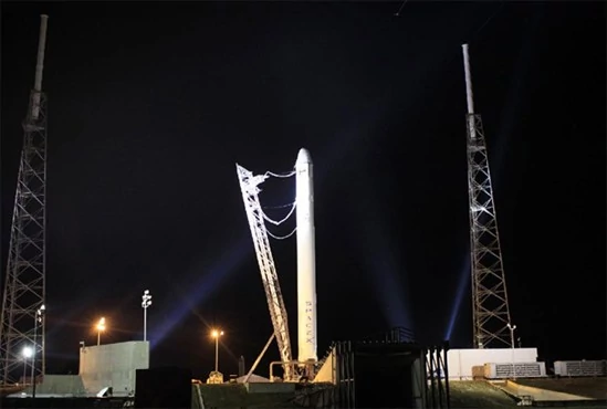 Przygotowania do startu rakiety SpaceX Falcon 9. NASA.