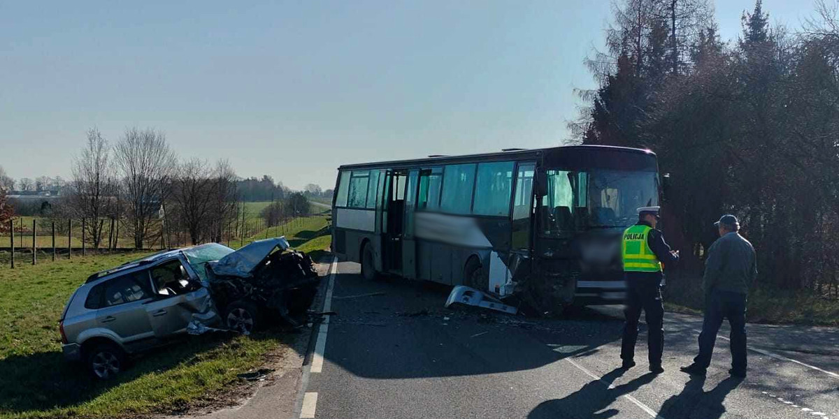 Zderzenie autobusu z osobówką. 68-latek nie ustąpił pierwszeństwa