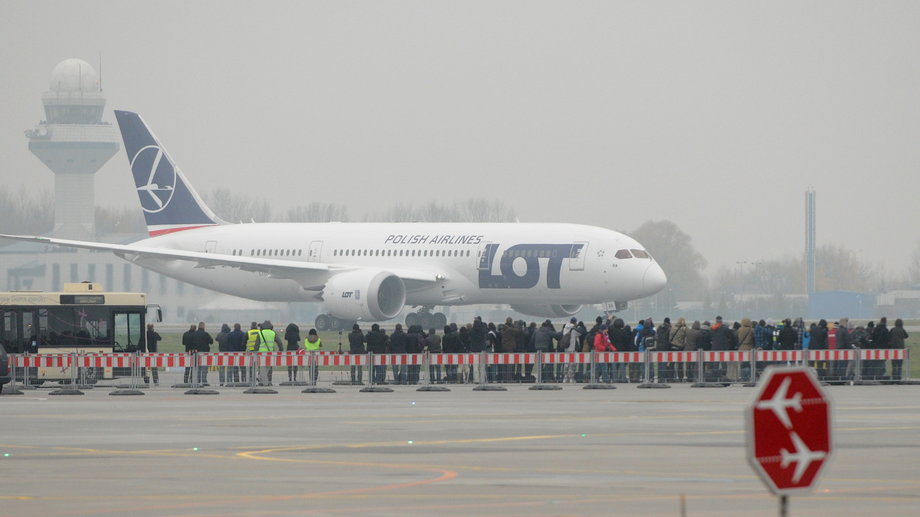 Pierwszy z ośmiu Boeingów 787-8 Dreamliner przyleciał do Polski 15 listopada 2012 roku. 