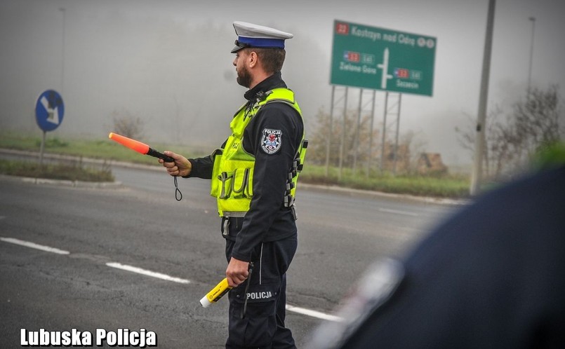 Policjant zatrzymuje kierowcę do kontroli