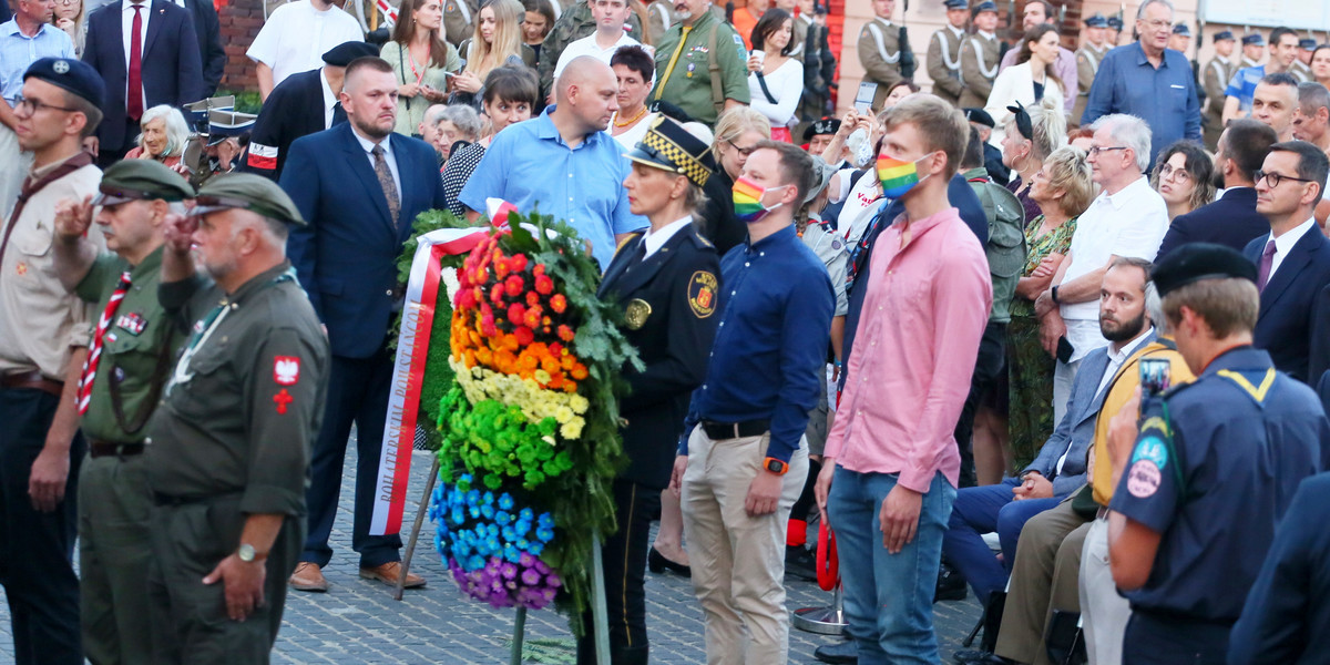 Tęczowy wieniec przyniosło dwóch lewicowych działaczy.