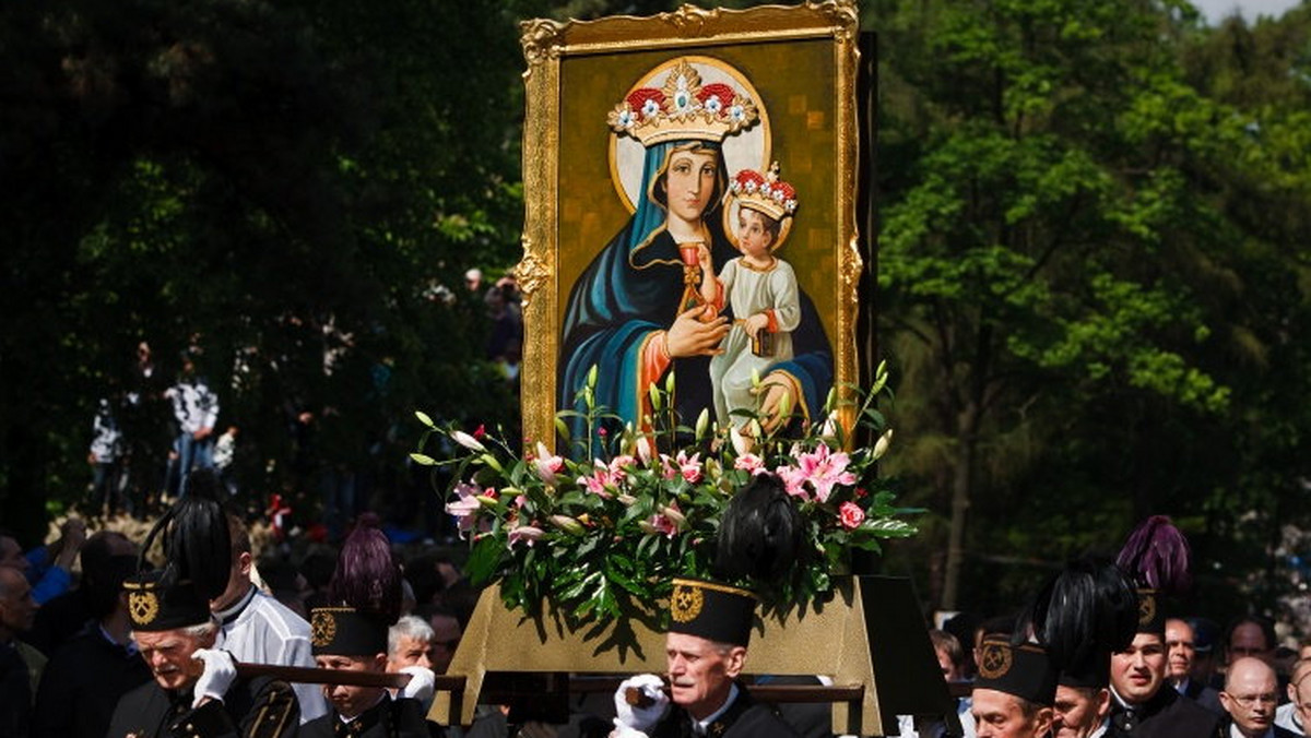 W sobotę w uroczystość Wniebowzięcia Najświętszej Maryi Panny, przypada uroczystość 90. rocznicy koronacji obrazu Matki Boskiej Piekarskiej. Z tej okazji w piekarskim sanktuarium Matki Sprawiedliwości i Miłości Społecznej odbywają się kilkudniowe uroczystości. Pierwsze rozpoczęły się już w czwartek, a ich zwieńczeniem będzie doroczna pielgrzymka kobiet i dziewcząt do Piekar Śląskich w niedzielę 16 sierpnia.