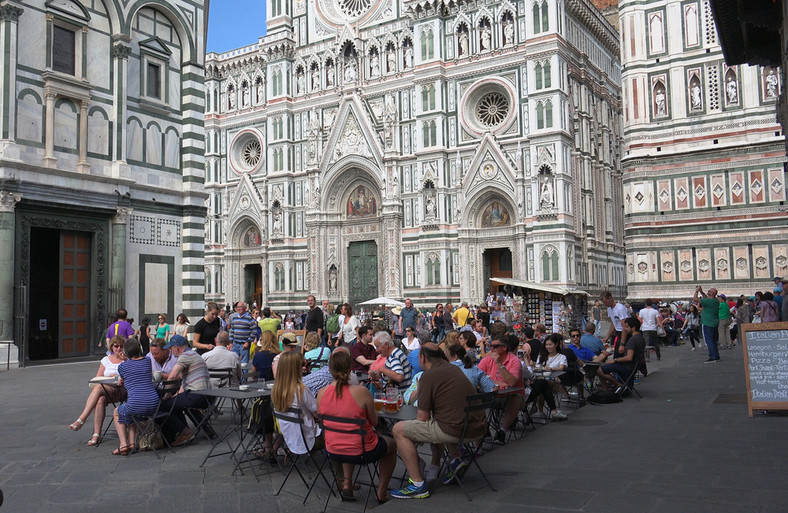 Turyści na Piazza del Duomo we Florencji