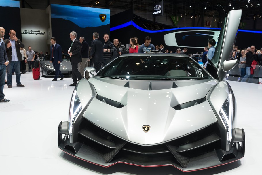 Lamborghini Veneno podczas prezentacji na 83. Międzynarodowym Salonie Samochodowym w Genewie, 2013. Podobny egzemplarz znajdował się w licytowanej kolekcji