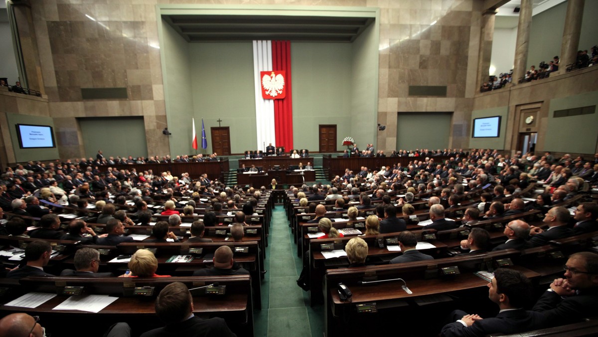 Od odegrania hymnów Polski i Unii Europejskiej rozpoczęło się po godz. 11 zgromadzenie posłów i senatorów z okazji objęcia przez Polskę przewodnictwa w Radzie Unii Europejskiej. Jako pierwszy głos zabrał marszałek Sejmu Grzegorz Schetyna, a tuż po nim przemówił prezydent Polski Bronisław Komorowski, który powiedział że właśnie dla dzisiejszego dnia "zerwaliśmy żelazną kurtynę". Prezydent wspomniał też wszystkie ekipy rządowe, które miały swój wkład w przyjęciu Polski do Unii, a także niedawno zmarłego Jana Kułakowskiego - pierwszego negocjatora polskiego członkostwa w UE - za co zebrał gromkie brawa.