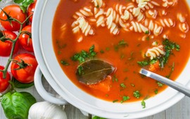 smak-domu-na-talerzu-klasyczna-zupa-pomidorowa-w-nowoczesnym-wydaniu