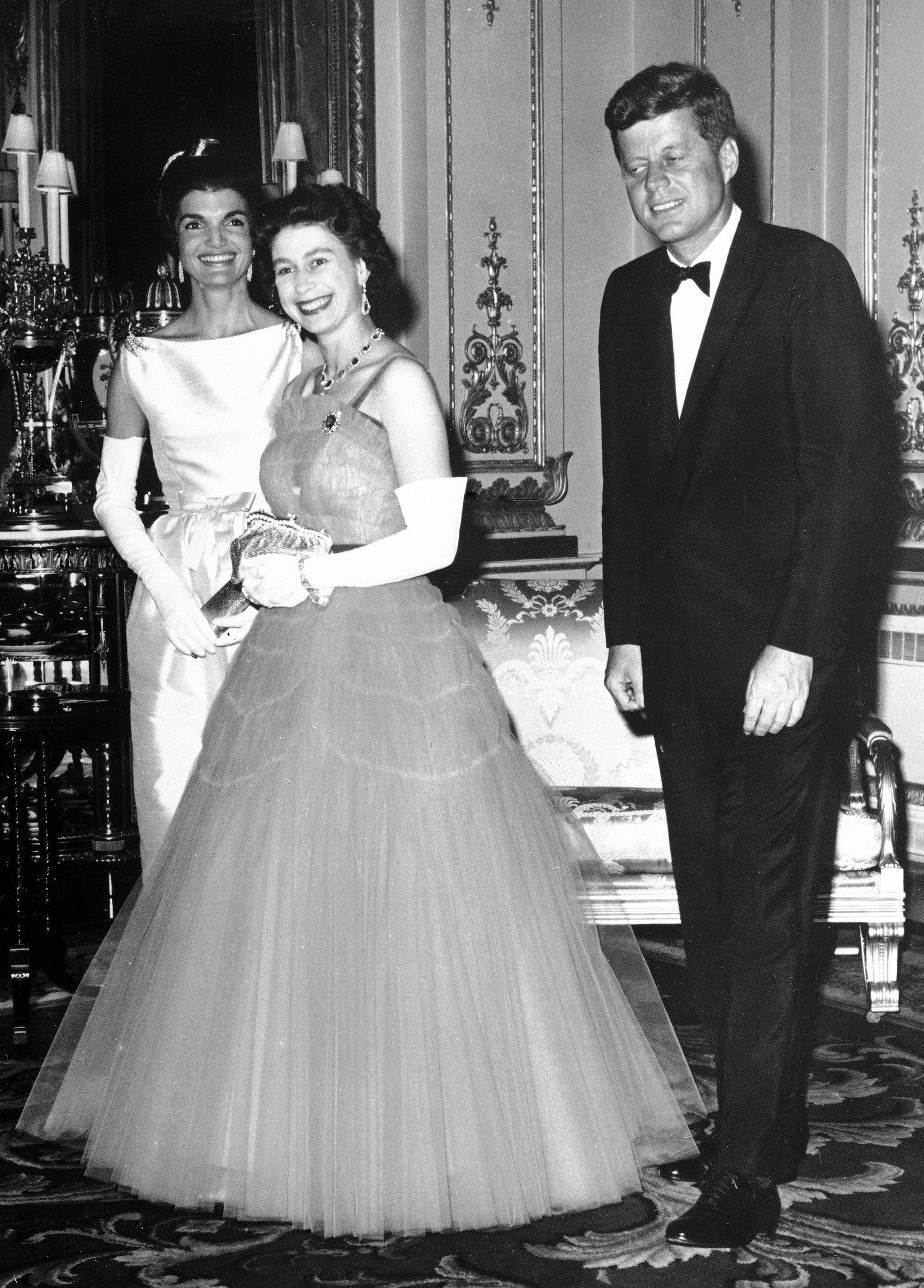 Britská kráľovná  Alžbeta II. s americkým prezidentom Johnom F. Kennedym a jeho manželkou Jacqueline v roku 1961. 