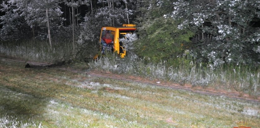 Pijany kierowca autobusu wjechał w las!