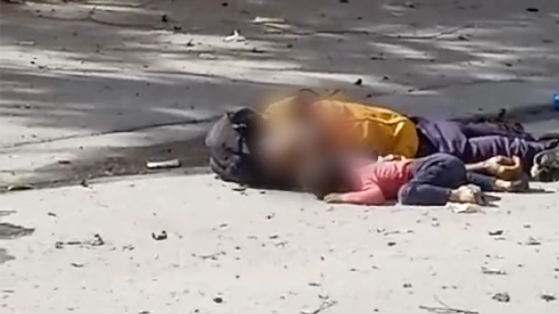 Snimak televizije Al Arabi prikazuje Mohameda i Lajan kako leže jedno pored drugog na ulici | Foto: Al Araby TV