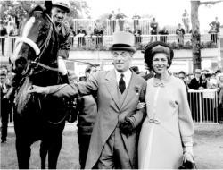 Baron Guy de Rothschild w 1964 roku na torze wyścigów konnych w Paryżu Fot. Forum