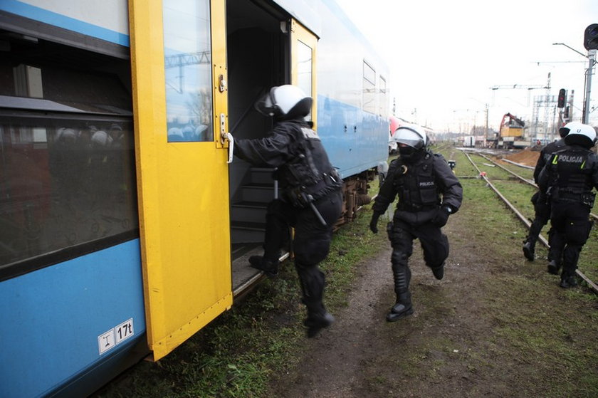 Policjanci ćwiczyli na poznańskim dworcu