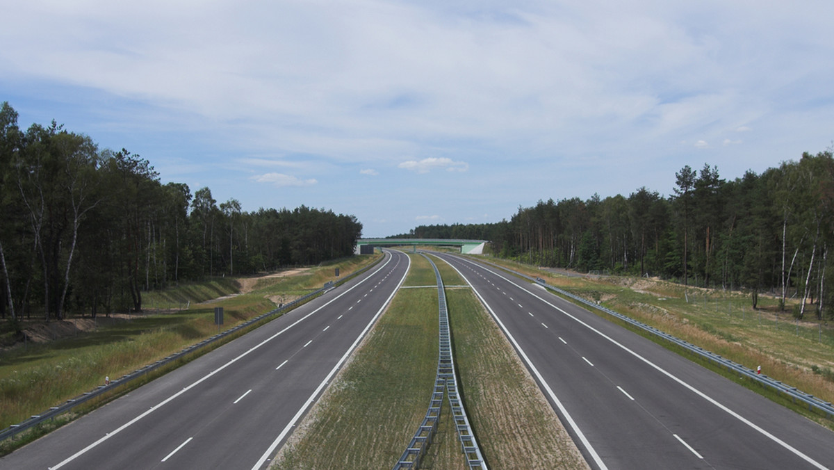 Nadchodzi czas otwarcia nowych odcinków autostrad. Jutro kierowcy pojadą nową arterią z Grudziądza do Torunia. Przed świętami gotowa będzie droga do granicy Niemiec. Ale prawdziwe autostradowe żniwa zapowiadają się w przyszłym roku - informuje "Metro".