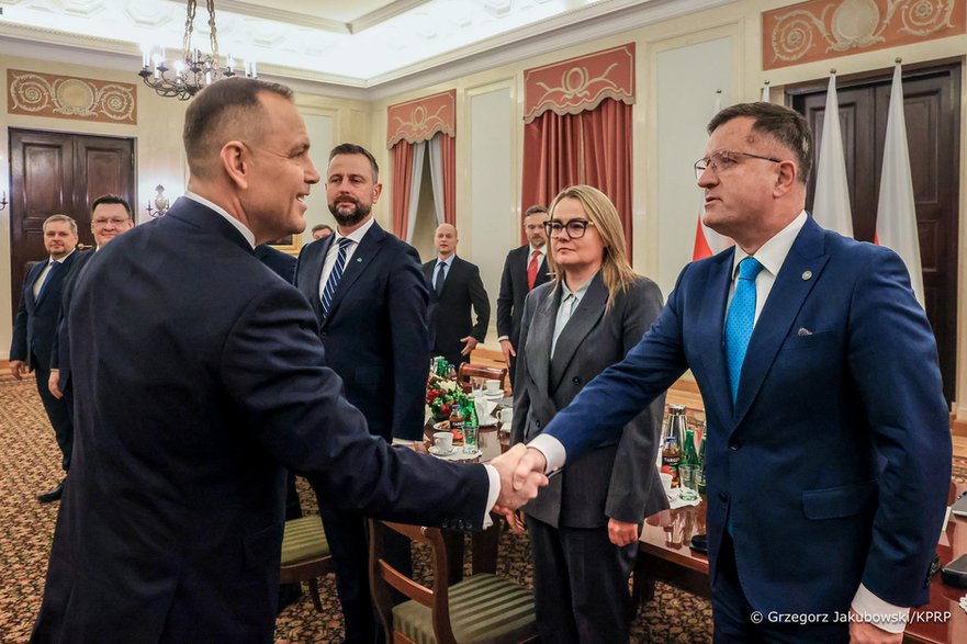 Prezydent Karol Nawrocki witający się na spotkaniu przedstawicielami służb z szefem Służby Kontrwywiadu Wojskowego gen. Jarosławem Stróżykiem. Obok szefowa Służby Wywiadu Wojskowego płk Dorota Kawecka