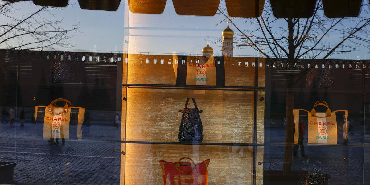 Witryna butiku Chanel w Moskwie.