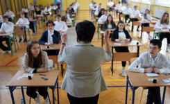 Egzamin ósmoklasisty 2023. Ruszył sprawdzian z polskiego. Kiedy arkusze CKE? INFORMACJE