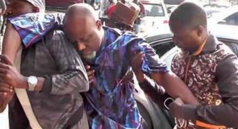 Dino Melaye being assisted into the courtroom by his aides. (KayodeOgundamisi/Twiitter)