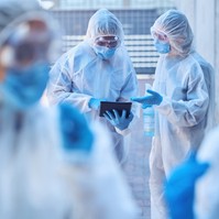 Kína: "Rendkívül valószínűtlen, hogy a világjárványt laboratóriumból kiszabadult vírus okozta volna"