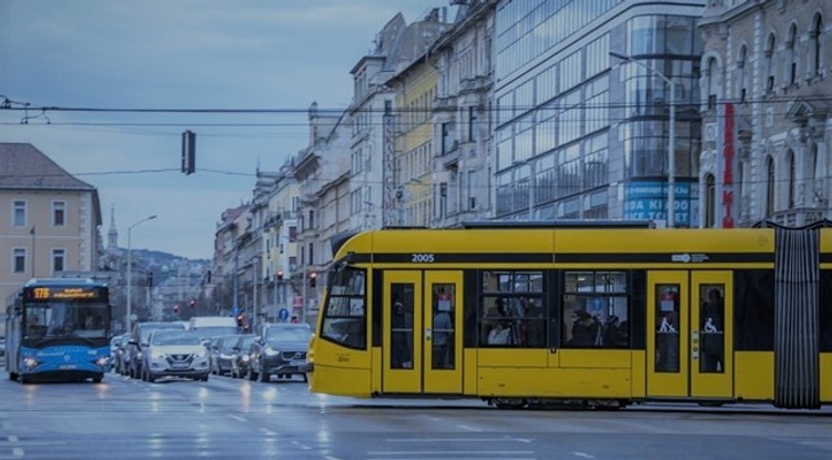 Csúcsforgalom a Blaha Lujza téren