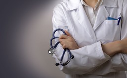 Lekarze mający kontakt z zakażonymi koronawirusem pracować mogą tylko w jednym miejscu. Dostaną dodatkowe świadczenie